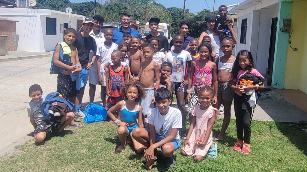 Con el apoyo de Domingo Amaro Rangel Fundación Hagamos el Bien lleva alegría a la comunidad Las Casitas en La Sabana